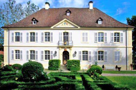 Schloss_Aussenaufnahme_frontal__Schloss_web